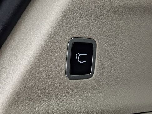 Used 2024 Chrysler Pacifica Touring-L FWD image 29