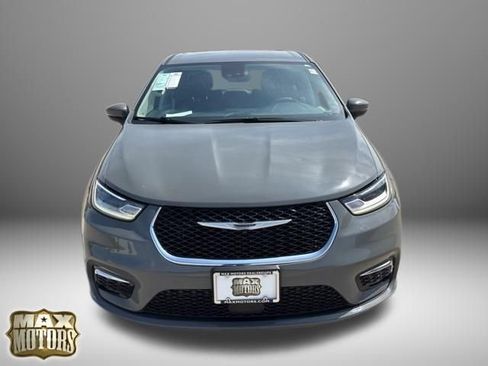 Used 2023 Chrysler Pacifica Touring-L FWD image 3