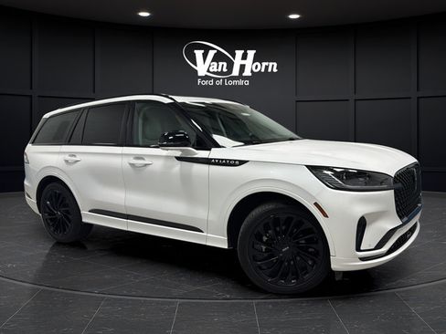 Used 2025 Lincoln Aviator Reserve w/ Equipment Group 201A AWD/4WD image 1