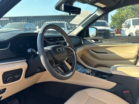 Used 2024 Jeep Grand Cherokee Limited w/ Luxury Tech Group II AWD/4WD image 10