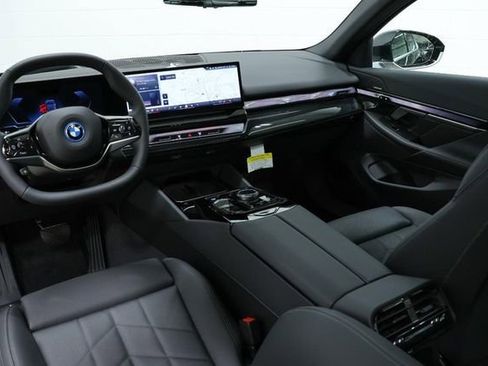 Used 2025 BMW i5 xDrive40 w/ Premium Package image 25