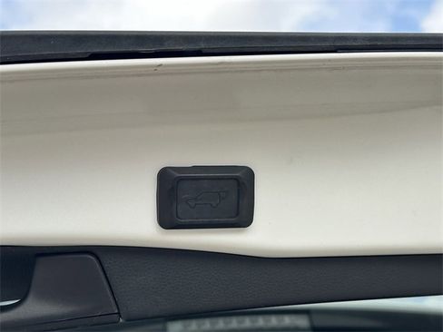 Used 2020 Toyota RAV4 XLE Premium image 22