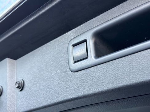 Used 2023 Toyota Highlander XLE image 5