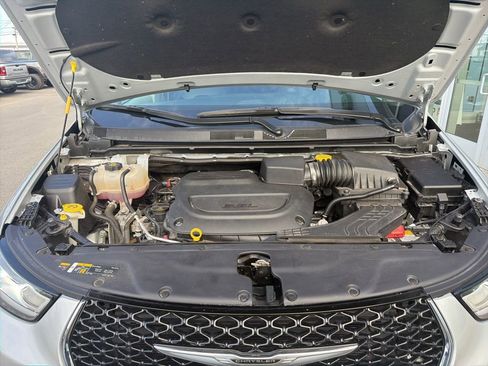 Used 2024 Chrysler Pacifica Touring-L FWD image 31