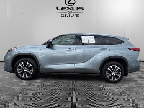 Used 2021 Toyota Highlander XLE AWD/4WD image 3