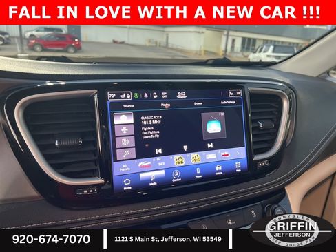 Used 2022 Chrysler Pacifica Touring-L image 25