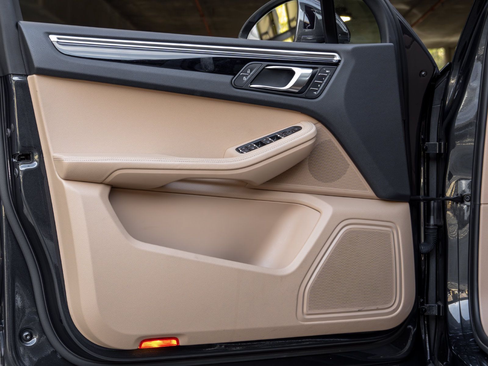 Certified 2023 Porsche Macan AWD/4WD image 21