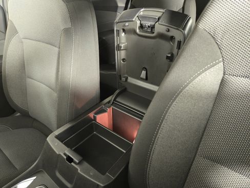 Used 2023 Chevrolet Traverse LT w/ Rear Camera Mirror Package image 29