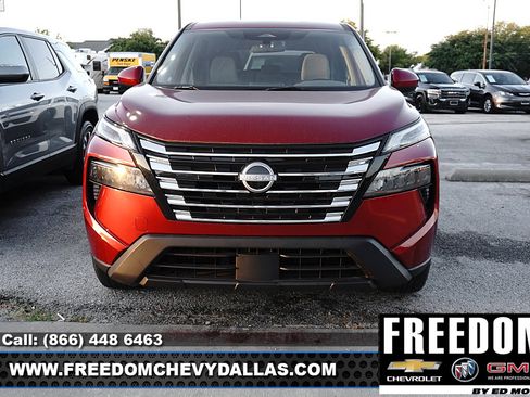 Used 2025 Nissan Rogue SV FWD image 2