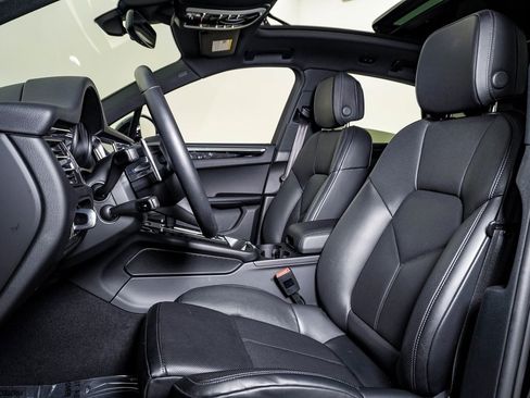 Certified 2025 Porsche Macan image 5