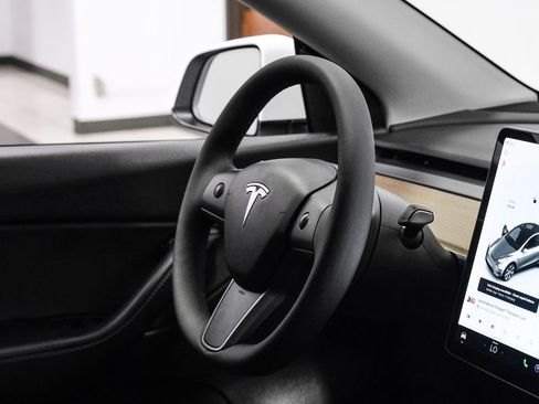 Used 2021 Tesla Model Y Long Range AWD/4WD image 21