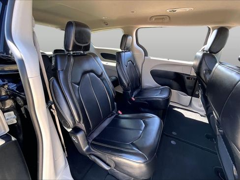 Used 2024 Chrysler Pacifica Touring-L FWD image 16