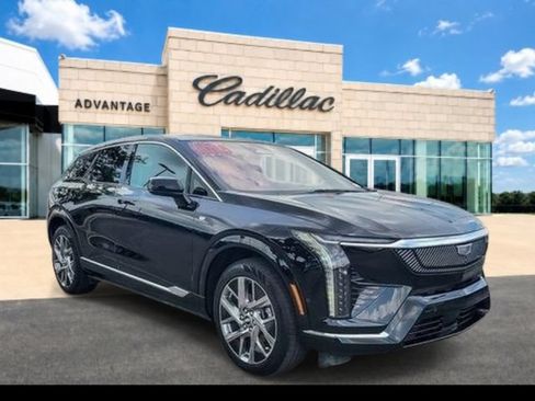 Certified 2025 Cadillac Optiq Luxury 2 w/ LPO, Floor Liner Package AWD/4WD image 6