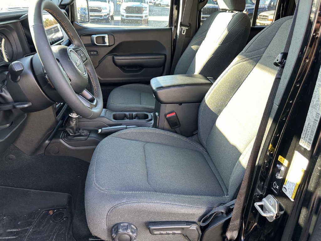 Used 2024 Jeep Wrangler Unlimited w/ Convenience Group AWD/4WD image 19