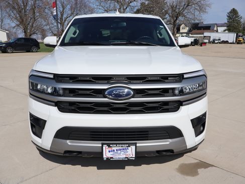Used 2023 Ford Expedition XLT image 2