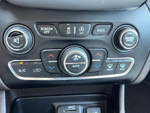 Used 2018 Jeep Cherokee Overland w/ Technology Group FWD image 19
