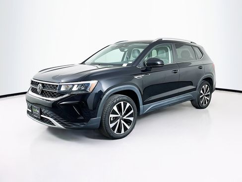 Used 2022 Volkswagen Taos SE w/ Driver Assistance Package image 3