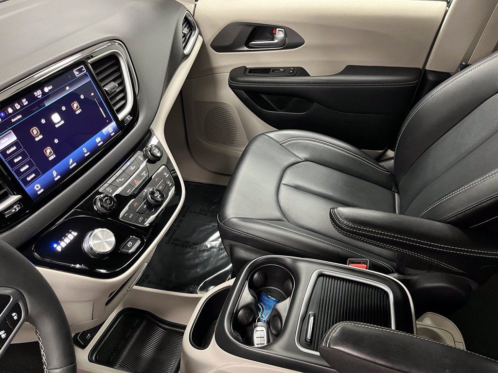 Used 2024 Chrysler Pacifica Touring-L FWD image 39