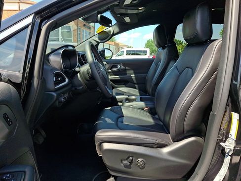 Used 2025 Chrysler Pacifica Select FWD image 13