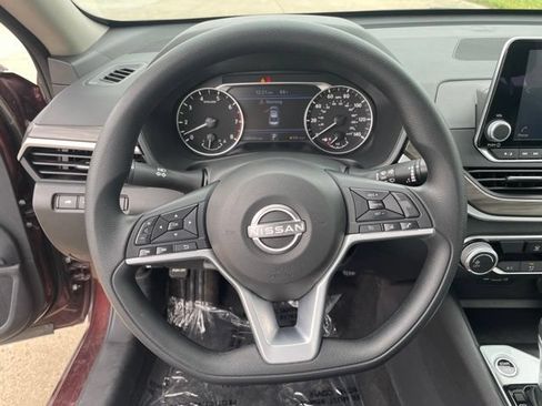 Used 2025 Nissan Altima 2.5 SV FWD image 9