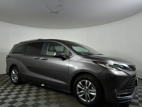 Used 2024 Toyota Sienna Limited image 9