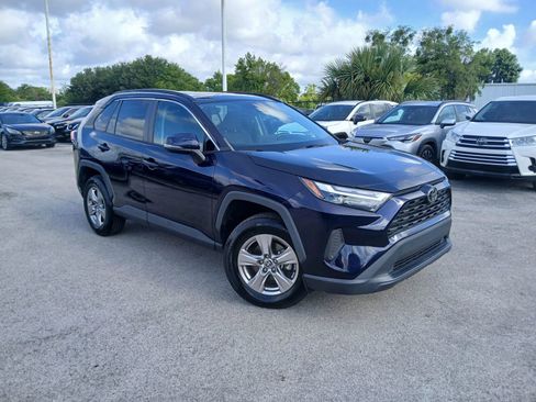Used 2022 Toyota RAV4 XLE w/ Convenience Package FWD image 2