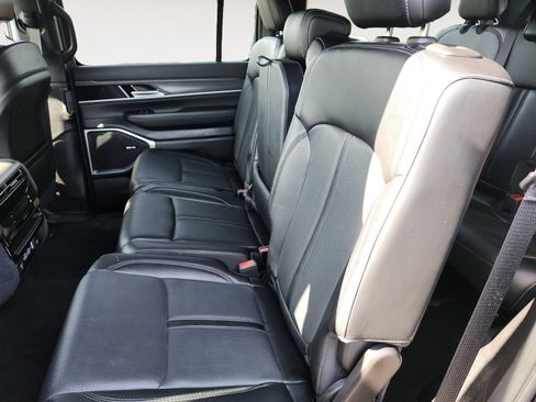Used 2024 Jeep Wagoneer Series II w/ Flexible Seating Group AWD/4WD image 13