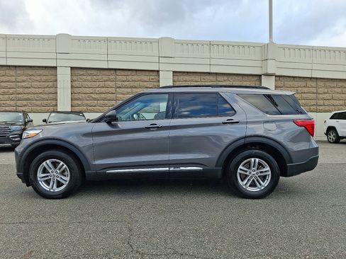 Used 2022 Ford Explorer XLT w/ Equipment Group 202A image 7