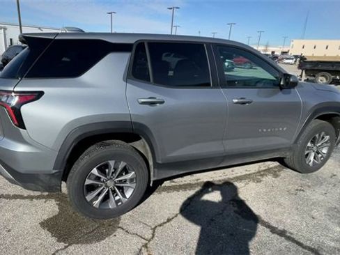 Used 2025 Chevrolet Equinox LT image 2