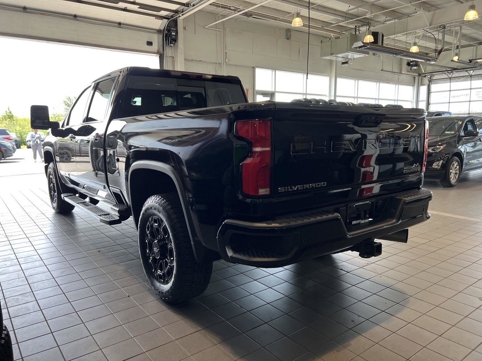 Used 2024 Chevrolet Silverado 2500 High Country w/ Technology Package AWD/4WD image 6