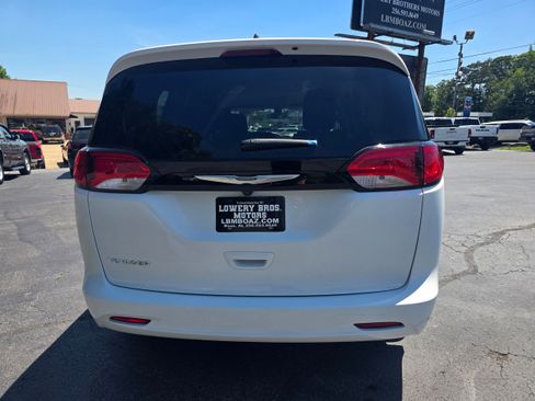 Used 2022 Chrysler Voyager LX FWD image 6