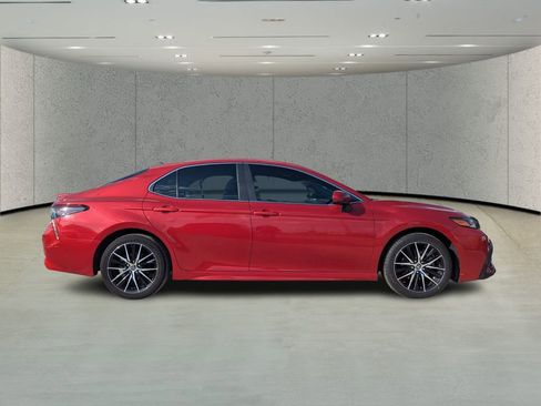 Used 2021 Toyota Camry SE image 2