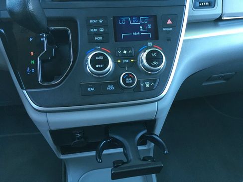 Used 2020 Toyota Sienna LE w/ Carpet Mat Package FWD image 17