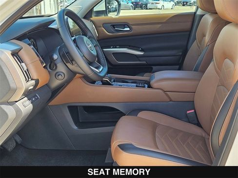 Used 2024 Nissan Pathfinder Platinum image 11