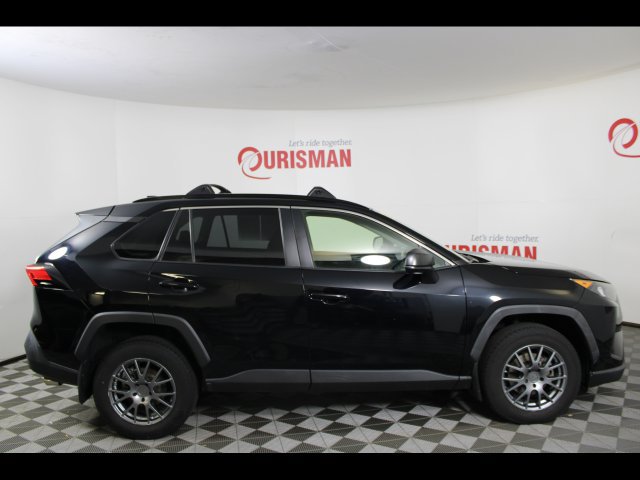 Used 2019 Toyota RAV4 LE FWD image 9