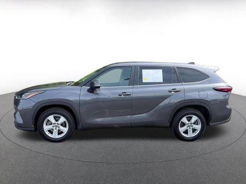 Used 2025 Toyota Highlander LE FWD image 9