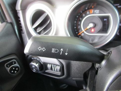 Used 2021 Jeep Gladiator Overland w/ Dual Top Group AWD/4WD image 38