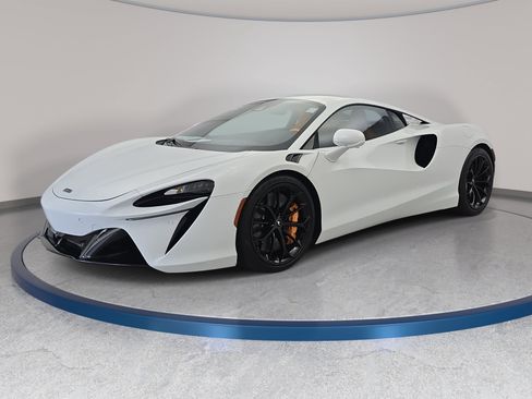 Used 2023 McLaren Artura RWD image 1