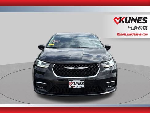 Used 2024 Chrysler Pacifica Touring-L FWD image 11