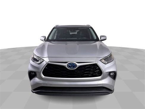 Used 2022 Toyota Highlander XLE image 3