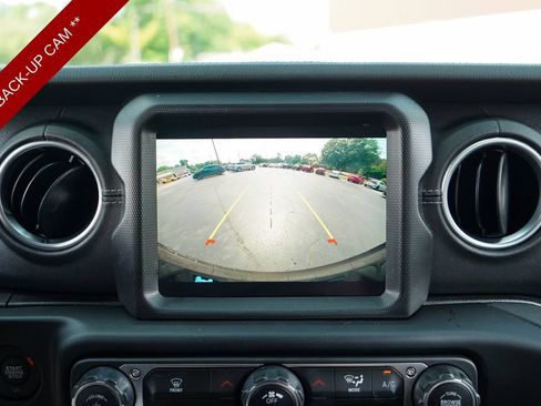 Used 2023 Jeep Wrangler Unlimited Sahara AWD/4WD image 10