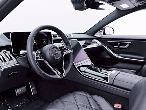 Used 2023 Mercedes-Benz Maybach S 580 4MATIC image 2