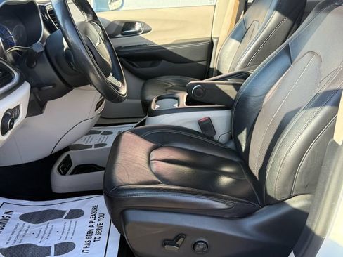Used 2022 Chrysler Pacifica Touring-L w/ Uconnect Theater Family Group FWD image 20