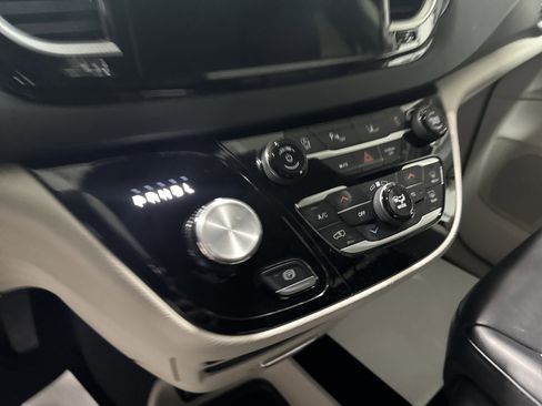 Used 2023 Chrysler Pacifica Touring-L FWD image 14