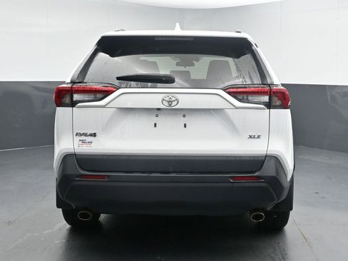 Used 2022 Toyota RAV4 XLE w/ XLE Grade Weather Package image 8