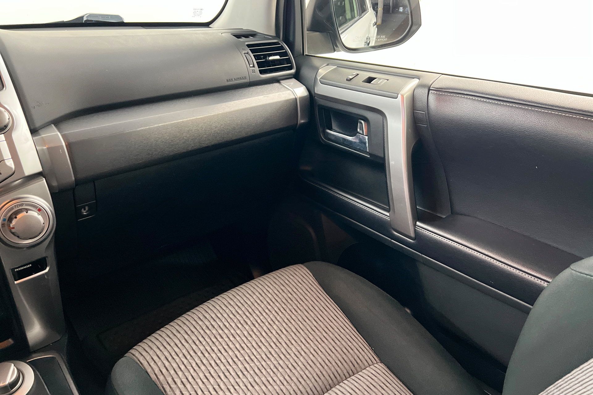 Used 2018 Toyota 4Runner SR5 AWD/4WD image 11