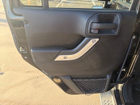 Used 2016 Jeep Wrangler Unlimited Sahara w/ Connectivity Group AWD/4WD image 19