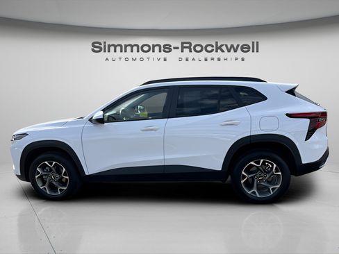 Used 2025 Chevrolet Trax LT w/ LT Convenience Package FWD image 2