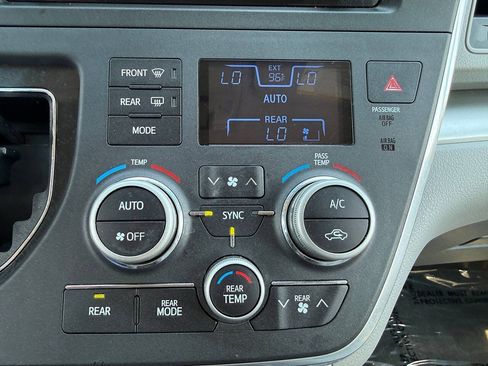 Used 2017 Toyota Sienna LE FWD image 41