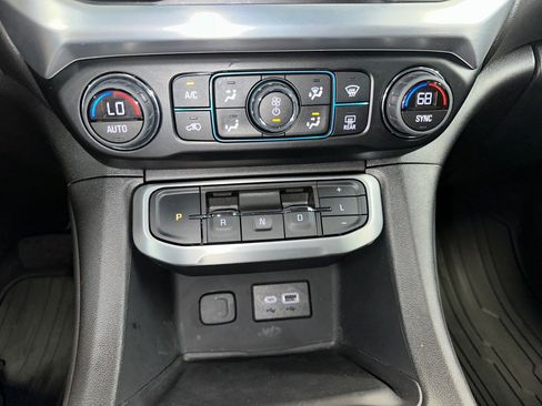 Certified 2023 GMC Acadia SLE w/ Driver Convenience Package image 13